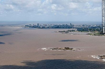 Vista aérea de la isla de las Gaviotas, puerto del Buceo y playa Pocitos - Departamento de Montevideo - URUGUAY. Foto No. 59001
