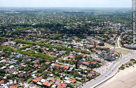 Vista aérea de la plaza Prof. Eduardo Monteverde. Rambla México - Departamento de Montevideo - URUGUAY. Foto No. 58976