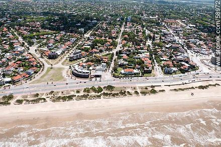 Vista aérea de la plaza Prof. Eduardo Monteverde. Rambla México - Departamento de Montevideo - URUGUAY. Foto No. 58972
