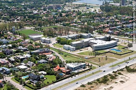 Vista aérea de la Escuela Naval en la rambla Tomás Berreta y la calles Lido y Miramar - Departamento de Montevideo - URUGUAY. Foto No. 58957