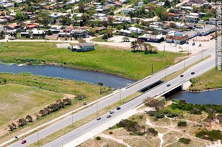 Vista aérea del puente sobre el arroyo Carrasco por la rambla - Departamento de Montevideo - URUGUAY. Foto No. 58948
