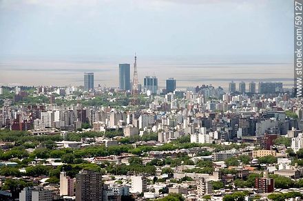 Vista aérea de Montevideo con los edificios de la costa del Buceo al fondo - Departamento de Montevideo - URUGUAY. Foto No. 59127