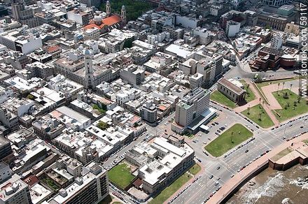 Vista aérea de la Rambla Gran Bretaña. Hotel NH Columbia - Departamento de Montevideo - URUGUAY. Foto No. 59117