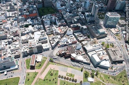 Vista aérea de la Plaza España, sedes de clubes deportivos, el Mercado Central, teatro Solís y la Torre Ejecutiva. - Departamento de Montevideo - URUGUAY. Foto No. 59110