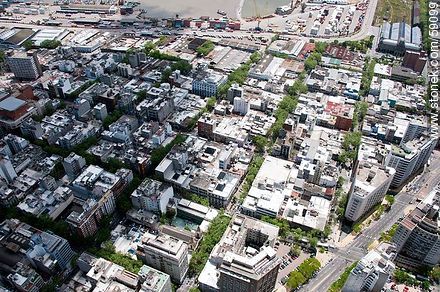 Vista aérea de la Avenida del Libertador. Calles Río Negro, Julio Herrera y Obes y Río Branco - Departamento de Montevideo - URUGUAY. Foto No. 59099