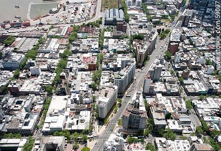 Aerial view of the Avenida del Libertador. streets Río Negro, Julio Herrera y Obes, Rio Branco - Department of Montevideo - URUGUAY. Foto No. 59097