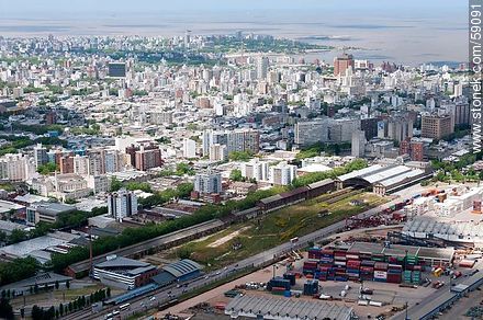 Vista aérea de la actual y antigua estación de ferrocarriles de Montevideo - Departamento de Montevideo - URUGUAY. Foto No. 59091