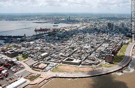 Vista aérea de la Ciudad Vieja, rambla Francia - Departamento de Montevideo - URUGUAY. Foto No. 59085