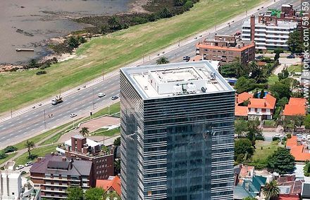 Vista aérea de la torre 4 del World Trade Center Montevideo (2012) y la Rambla Armenia - Departamento de Montevideo - URUGUAY. Foto No. 59159