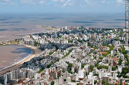 Vista aérea del barrio Pocitos. El Río de la Plata - Departamento de Montevideo - URUGUAY. Foto No. 59237