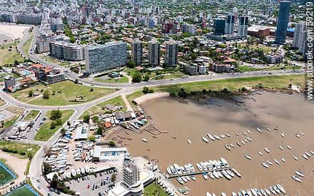 Vista aérea de las ramblas Armenia, Rep. del Perú y Pte. Charles de Gaulle. Puerto Buceo - Departamento de Montevideo - URUGUAY. Foto No. 59219