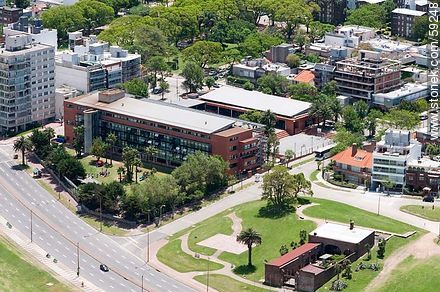 Vista aérea del Liceo Francés y la Aduana de Oribe en la rambla Armenia - Departamento de Montevideo - URUGUAY. Foto No. 59248