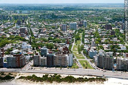 Vista aérea de la Rambla Rep. de Chile entre Hipólito Yrigoyen y Rambla Concepción del Uruguay - Departamento de Montevideo - URUGUAY. Foto No. 59264