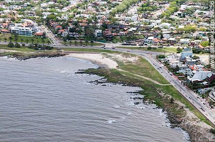 Vista aérea de la rambla y Coimbra. Playa de los Ingleses - Departamento de Montevideo - URUGUAY. Foto No. 59256