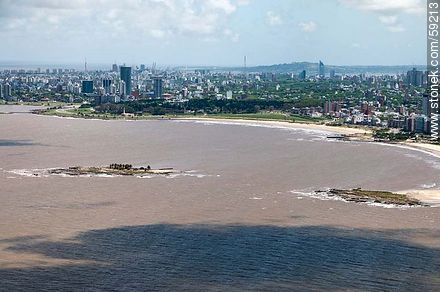 Vista aérea de Montevideo. Isla de las Gaviotas - Departamento de Montevideo - URUGUAY. Foto No. 59213