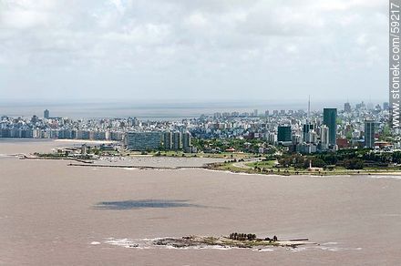 Vista aérea de Montevideo. Isla de las Gaviotas - Departamento de Montevideo - URUGUAY. Foto No. 59217