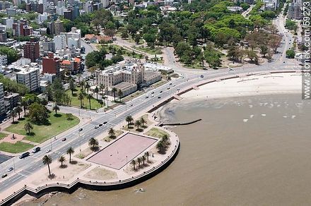 Vista aérea de las ramblas República Argentina y Wilson. Pista de patinaje. Edificio sede del Mercosur - Departamento de Montevideo - URUGUAY. Foto No. 59273