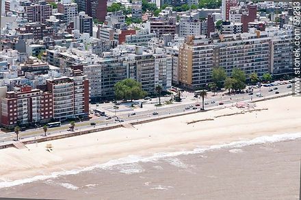 Vista aérea de la playa Pocitos y la plaza José Massera. Calles Miguel Barreiro y Manuel Pagola - Departamento de Montevideo - URUGUAY. Foto No. 59283