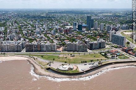 Vista aérea del Espacio Libre de la Segunda Guerra Mundial. Ramblas del Perú y De Gaulle (2012) - Departamento de Montevideo - URUGUAY. Foto No. 59325