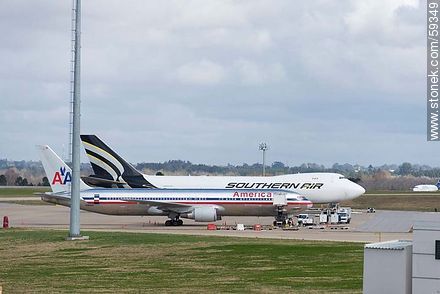 Aviones Boeing de American Airlines (pasajeros) y Southern Air (carga) - Departamento de Canelones - URUGUAY. Foto No. 59349