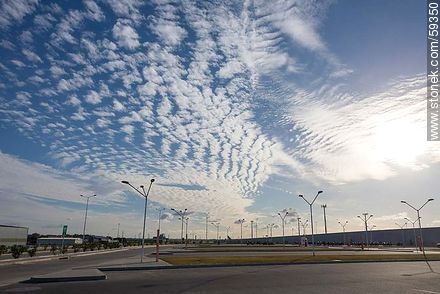 Estacionamiento del aeropuerto con cirrus en el cielo - Departamento de Canelones - URUGUAY. Foto No. 59350
