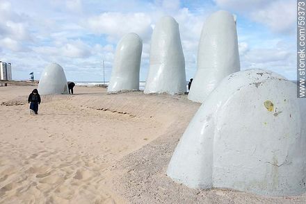 La Mano fingers poking from its concrete base (2013) - Punta del Este and its near resorts - URUGUAY. Foto No. 59373
