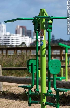 Aparatos para gimnasia próximo a la playa - Punta del Este y balnearios cercanos - URUGUAY. Foto No. 59375