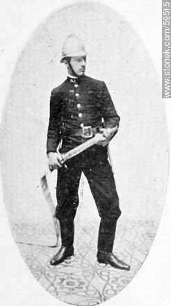 Policía de la Capital. Soldado del Cuerpo de Bomberos. 1909. - Departamento de Montevideo - URUGUAY. Foto No. 59515