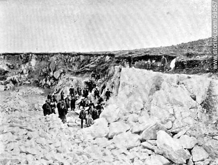 Enormes canteras de piedra, cal y mármoles conocidas por «de Burgueño», situadas en Maldonado y propiedad de la Compañía de Materiales de Construcción, 1909 -  - URUGUAY. Foto No. 59557