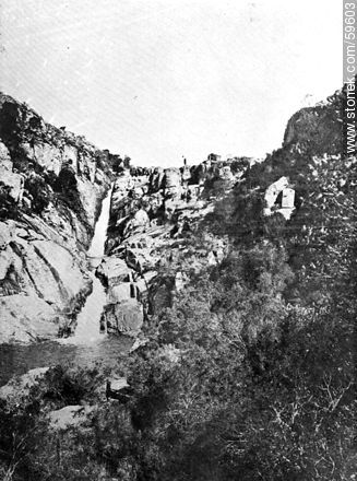 La naturaleza uruguaya. Minas. Caída de agua del cerro del Penitente, 1909 -  - URUGUAY. Foto No. 59603