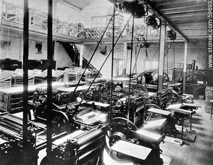 Uno de los talleres de máquinas de la Tipografía Moderna, 1910 - Departamento de Montevideo - URUGUAY. Foto No. 59693