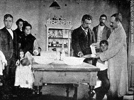 Hotel de Inmigrantes. Asistencia de un enfermo, 1910 - Departamento de Montevideo - URUGUAY. Foto No. 59706