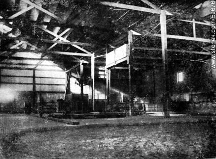 Interior de uno de los depósitos de los señores Ponce de León y Dutra, 1909 - Departamento de Montevideo - URUGUAY. Foto No. 59676