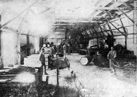 Sección de jabonería de la fábrica «La Uruguaya», 1909 - Departamento de Montevideo - URUGUAY. Foto No. 59688
