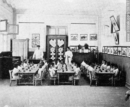 Asilo de Expósitos y Huérfanos. Clase de Niños, 1910 - Departamento de Montevideo - URUGUAY. Foto No. 59787