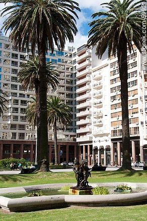 Fuente de la plaza - Departamento de Montevideo - URUGUAY. Foto No. 59921