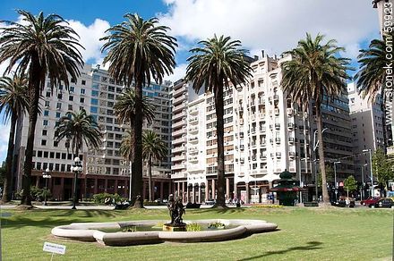 Fuente de la plaza - Departamento de Montevideo - URUGUAY. Foto No. 59923