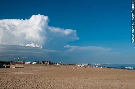 Playa Brava con nubes de tormenta - Punta del Este y balnearios cercanos - URUGUAY. Foto No. 60006