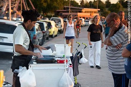 Fried cakes vendor in Ramirez beach promenade - Department of Montevideo - URUGUAY. Photo #60033
