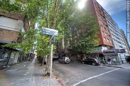 Corner of Bulevar España and Juan Benito Blanco Street. Newsstand El Paquin - Department of Montevideo - URUGUAY. Photo #60093