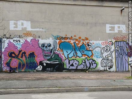 Graffiti on wall of a cemetery in Buceo - Department of Montevideo - URUGUAY. Photo #60119