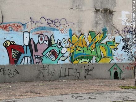 Grafiti en muro de Cementerio en el Buceo - Departamento de Montevideo - URUGUAY. Foto No. 60124