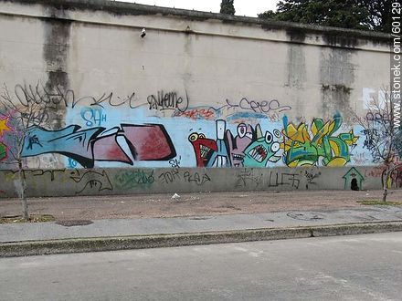 Grafiti en muro de Cementerio en el Buceo - Departamento de Montevideo - URUGUAY. Foto No. 60129