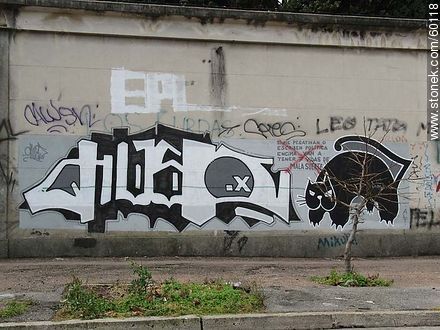 Grafiti en muro de Cementerio en el Buceo - Departamento de Montevideo - URUGUAY. Foto No. 60118