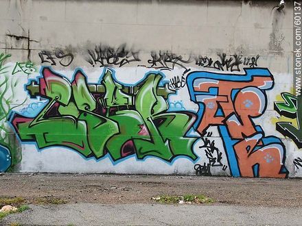 Grafiti en muro de Cementerio en el Buceo - Departamento de Montevideo - URUGUAY. Foto No. 60137