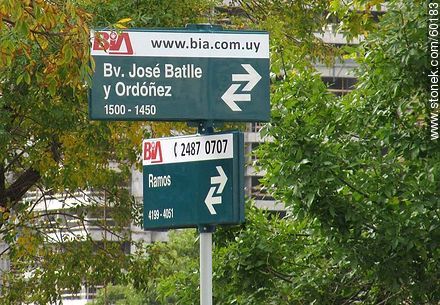 Signage with street names and block numbering - Department of Montevideo - URUGUAY. Foto No. 60183