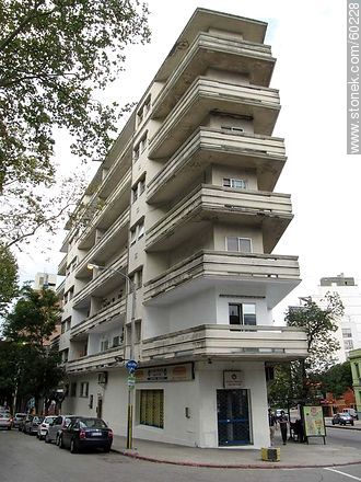 Proa de Bulevar España y Edil Hugo Pratto - Departamento de Montevideo - URUGUAY. Foto No. 60228
