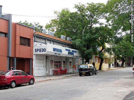 La calle Charrúa y Cassinoni (ex Duvimioso Terra) - Departamento de Montevideo - URUGUAY. Foto No. 60218