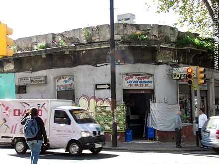 Gran tienda Los Dos Hermanos on the corner of Constituyente and Magallanes streets - Department of Montevideo - URUGUAY. Foto No. 60241