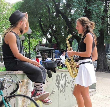 Saxofonista joven en la calle - Departamento de Montevideo - URUGUAY. Foto No. 60238